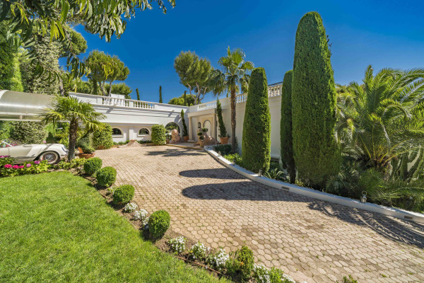 villa in Saint-Jean-Cap-Ferrat : Rent incredible 6 bedroom property located in St Jean Cap Ferrat with stunning views over the sea - Photo 8