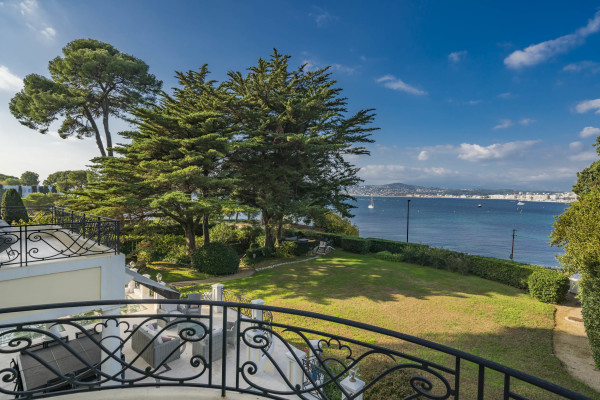 villa in Cap d'Antibes : Rent 10 bedroom sea front villa on the Cap d'Antibes with huge gardens, pool and tennis court just off the beach with sea views - Photo 41