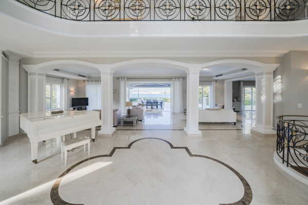villa in Cap d'Antibes : Rent 10 bedroom sea front villa on the Cap d'Antibes with huge gardens, pool and tennis court just off the beach with sea views - Photo 21