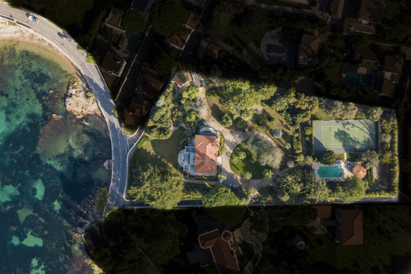 villa in Cap d'Antibes : Rent 10 bedroom sea front villa on the Cap d'Antibes with huge gardens, pool and tennis court just off the beach with sea views - Photo 59