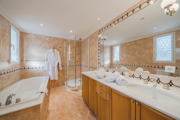 villa in Cap d'Antibes : Rent 10 bedroom sea front villa on the Cap d'Antibes with huge gardens, pool and tennis court just off the beach with sea views - Photo 50