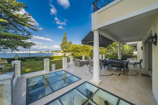 villa in Cap d'Antibes : Rent 10 bedroom sea front villa on the Cap d'Antibes with huge gardens, pool and tennis court just off the beach with sea views - Photo 5