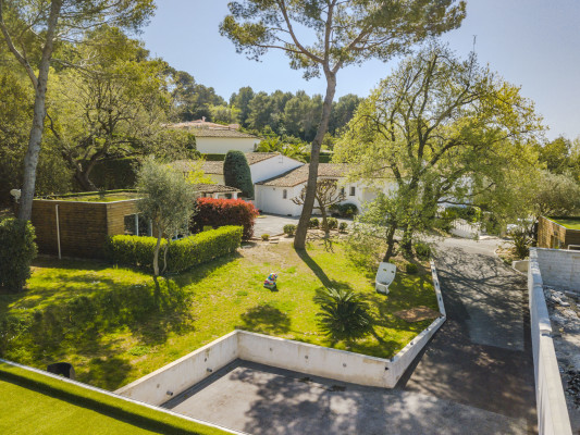 villa in Cannes : Rent 7 bedroom villa located in the hills of Cannes with quick and easy access to the beaches and the Croisette - Photo 13
