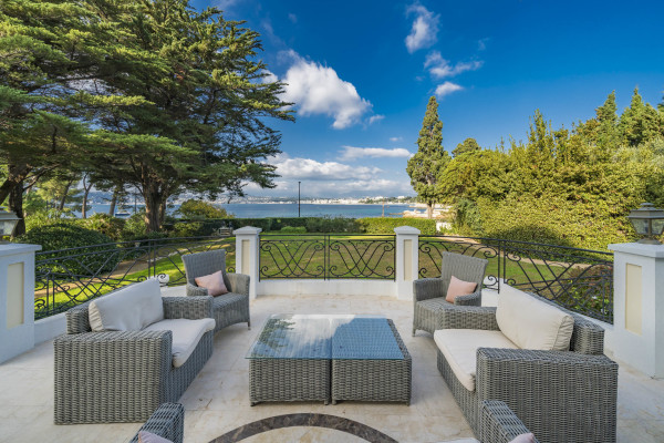 villa in Cap d'Antibes : Rent 10 bedroom sea front villa on the Cap d'Antibes with huge gardens, pool and tennis court just off the beach with sea views - Photo 7