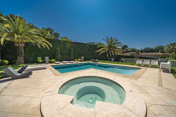 villa in Cannes : Rent 7 bedroom villa located in the hills of Cannes with quick and easy access to the beaches and the Croisette - Photo 31