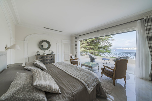 villa in Cap d'Antibes : Rent 10 bedroom sea front villa on the Cap d'Antibes with huge gardens, pool and tennis court just off the beach with sea views - Photo 27