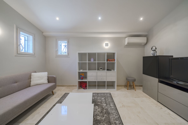 villa in Cannes : Rent 7 bedroom villa located in the hills of Cannes with quick and easy access to the beaches and the Croisette - Photo 59