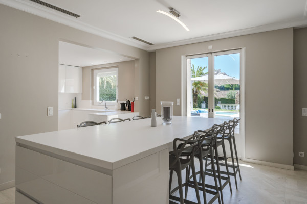 villa in Cannes : Rent 7 bedroom villa located in the hills of Cannes with quick and easy access to the beaches and the Croisette - Photo 61