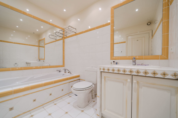 villa in Cannes : Rent 7 bedroom villa located in the hills of Cannes with quick and easy access to the beaches and the Croisette - Photo 34