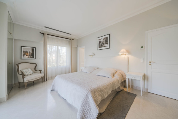 villa in Cap d'Antibes : Rent 10 bedroom sea front villa on the Cap d'Antibes with huge gardens, pool and tennis court just off the beach with sea views - Photo 39
