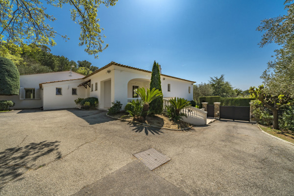 villa in Cannes : Rent 7 bedroom villa located in the hills of Cannes with quick and easy access to the beaches and the Croisette - Photo 78