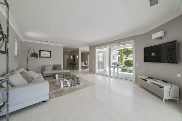 villa in Cannes : Rent 7 bedroom villa located in the hills of Cannes with quick and easy access to the beaches and the Croisette - Photo 67