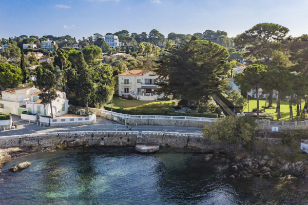 villa in Cap d'Antibes : Rent 10 bedroom sea front villa on the Cap d'Antibes with huge gardens, pool and tennis court just off the beach with sea views - Photo 0