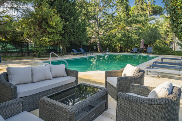 villa in Cap d'Antibes : Rent 10 bedroom sea front villa on the Cap d'Antibes with huge gardens, pool and tennis court just off the beach with sea views - Photo 11