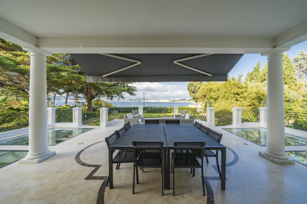villa in Cap d'Antibes : Rent 10 bedroom sea front villa on the Cap d'Antibes with huge gardens, pool and tennis court just off the beach with sea views - Photo 6