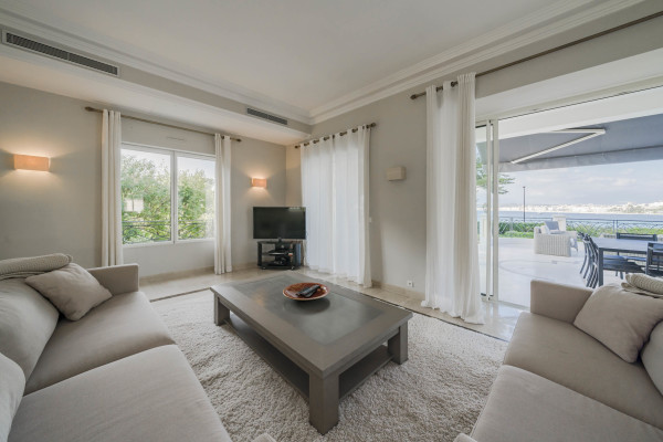 villa in Cap d'Antibes : Rent 10 bedroom sea front villa on the Cap d'Antibes with huge gardens, pool and tennis court just off the beach with sea views - Photo 19