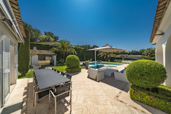 villa in Cannes : Rent 7 bedroom villa located in the hills of Cannes with quick and easy access to the beaches and the Croisette - Photo 26