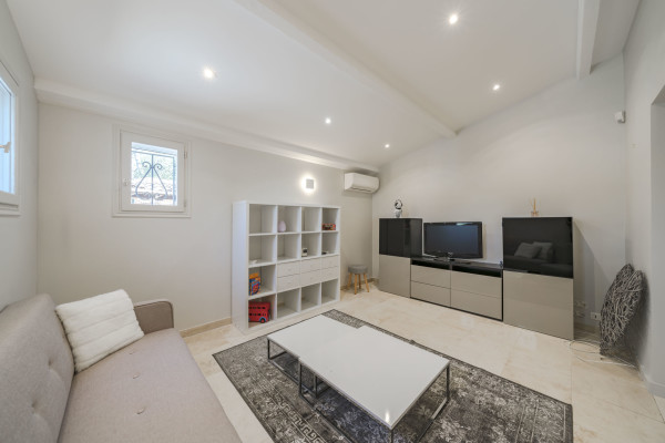 villa in Cannes : Rent 7 bedroom villa located in the hills of Cannes with quick and easy access to the beaches and the Croisette - Photo 58