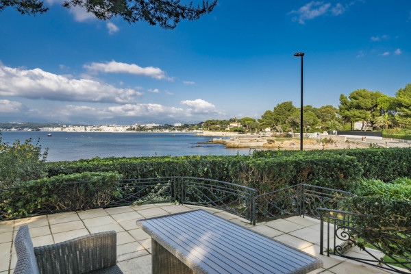 villa in Cap d'Antibes : Rent 10 bedroom sea front villa on the Cap d'Antibes with huge gardens, pool and tennis court just off the beach with sea views - Photo 3