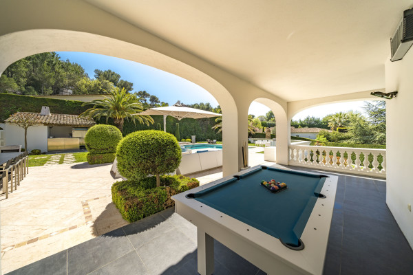 villa in Cannes : Rent 7 bedroom villa located in the hills of Cannes with quick and easy access to the beaches and the Croisette - Photo 28