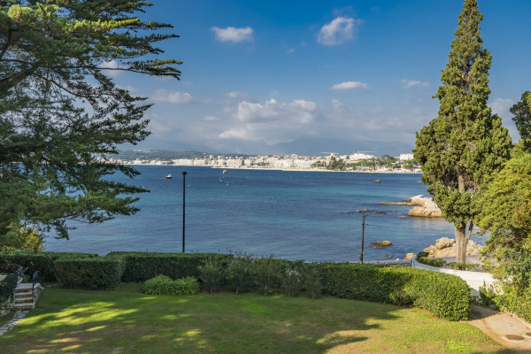 villa in Cap d'Antibes : Rent 10 bedroom sea front villa on the Cap d'Antibes with huge gardens, pool and tennis court just off the beach with sea views - Photo 32