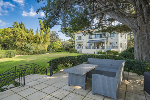 villa in Cap d'Antibes : Rent 10 bedroom sea front villa on the Cap d'Antibes with huge gardens, pool and tennis court just off the beach with sea views - Photo 2