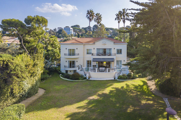 villa in Cap d'Antibes : Rent 10 bedroom sea front villa on the Cap d'Antibes with huge gardens, pool and tennis court just off the beach with sea views - Photo 60
