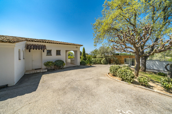villa in Cannes : Rent 7 bedroom villa located in the hills of Cannes with quick and easy access to the beaches and the Croisette - Photo 82