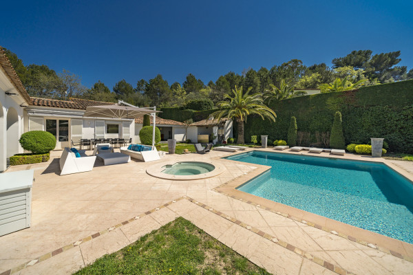 villa in Cannes : Rent 7 bedroom villa located in the hills of Cannes with quick and easy access to the beaches and the Croisette - Photo 32