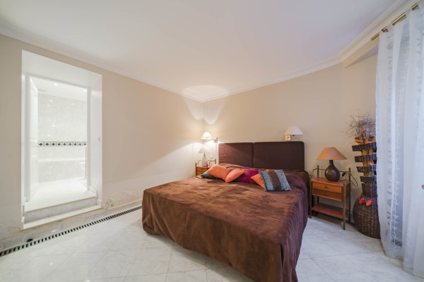 villa in Cap d'Antibes : Rent 10 bedroom sea front villa on the Cap d'Antibes with huge gardens, pool and tennis court just off the beach with sea views - Photo 57
