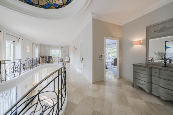 villa in Cap d'Antibes : Rent 10 bedroom sea front villa on the Cap d'Antibes with huge gardens, pool and tennis court just off the beach with sea views - Photo 35