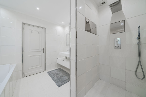 villa in Cannes : Rent 7 bedroom villa located in the hills of Cannes with quick and easy access to the beaches and the Croisette - Photo 57