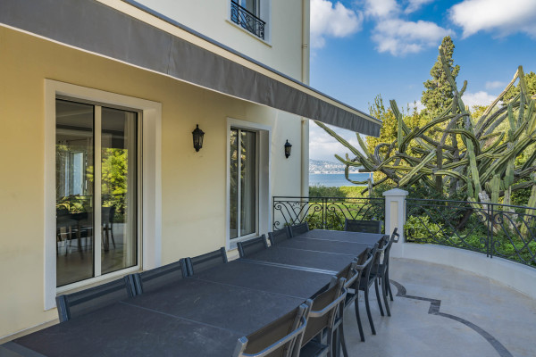 villa in Cap d'Antibes : Rent 10 bedroom sea front villa on the Cap d'Antibes with huge gardens, pool and tennis court just off the beach with sea views - Photo 15