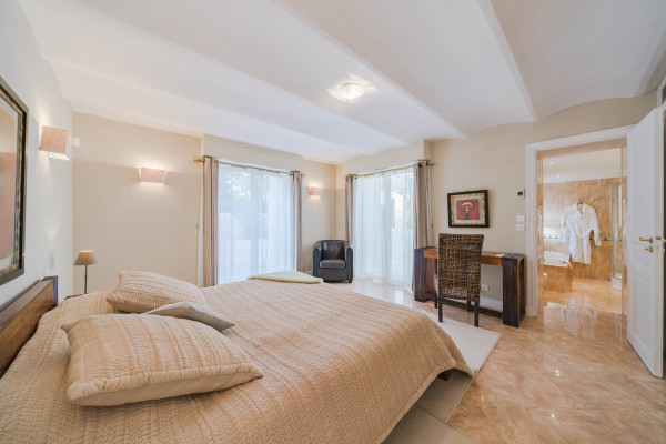 villa in Cap d'Antibes : Rent 10 bedroom sea front villa on the Cap d'Antibes with huge gardens, pool and tennis court just off the beach with sea views - Photo 49