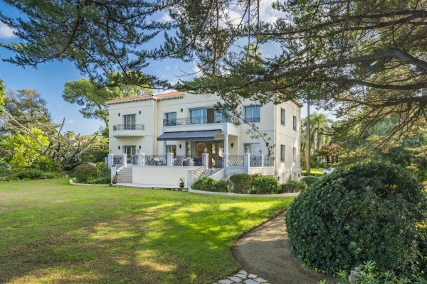 villa in Cap d'Antibes : Rent 10 bedroom sea front villa on the Cap d'Antibes with huge gardens, pool and tennis court just off the beach with sea views - Photo 4