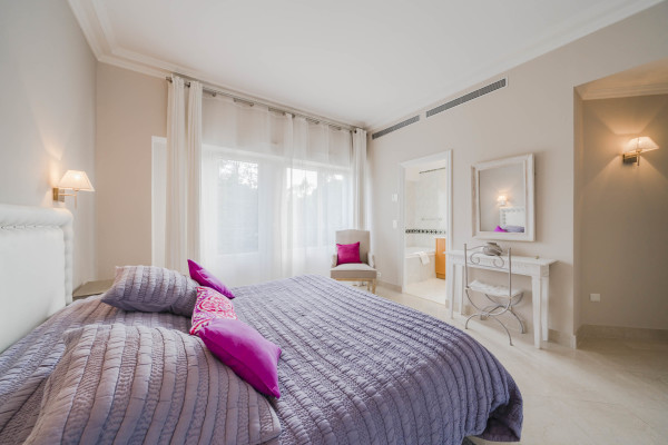 villa in Cap d'Antibes : Rent 10 bedroom sea front villa on the Cap d'Antibes with huge gardens, pool and tennis court just off the beach with sea views - Photo 42