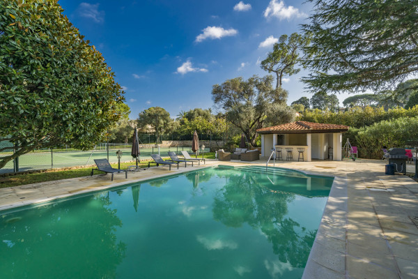 villa in Cap d'Antibes : Rent 10 bedroom sea front villa on the Cap d'Antibes with huge gardens, pool and tennis court just off the beach with sea views - Photo 13