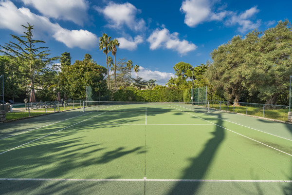 villa in Cap d'Antibes : Rent 10 bedroom sea front villa on the Cap d'Antibes with huge gardens, pool and tennis court just off the beach with sea views - Photo 12