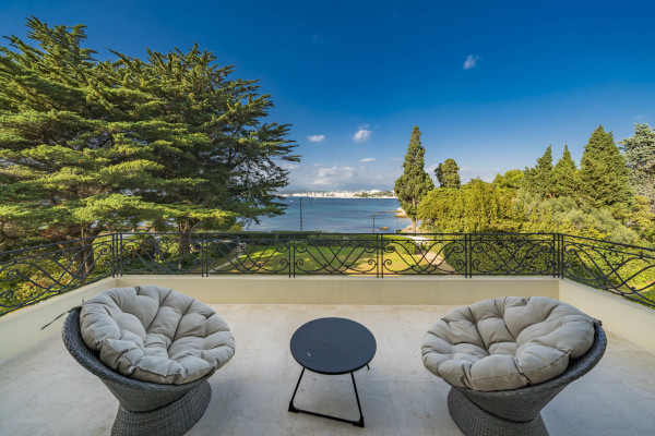 villa in Cap d'Antibes : Rent 10 bedroom sea front villa on the Cap d'Antibes with huge gardens, pool and tennis court just off the beach with sea views - Photo 30