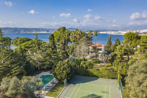 villa in Cap d'Antibes : Rent 10 bedroom sea front villa on the Cap d'Antibes with huge gardens, pool and tennis court just off the beach with sea views - Photo 63