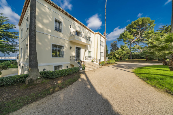 villa in Cap d'Antibes : Rent 10 bedroom sea front villa on the Cap d'Antibes with huge gardens, pool and tennis court just off the beach with sea views - Photo 9
