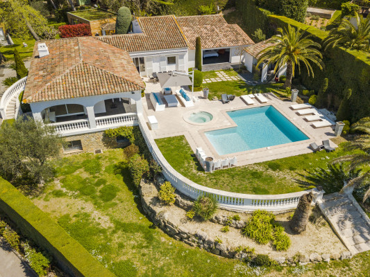 villa in Cannes : Rent 7 bedroom villa located in the hills of Cannes with quick and easy access to the beaches and the Croisette - Photo 15