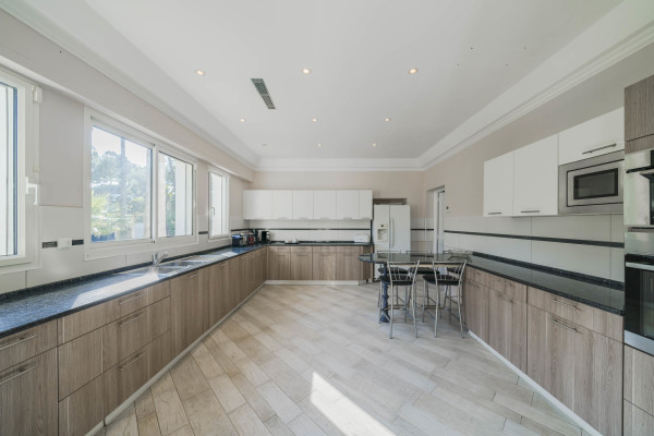 villa in Cap d'Antibes : Rent 10 bedroom sea front villa on the Cap d'Antibes with huge gardens, pool and tennis court just off the beach with sea views - Photo 26