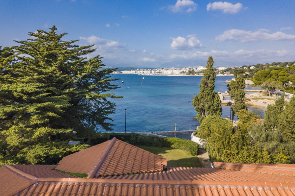 villa in Cap d'Antibes : Rent 10 bedroom sea front villa on the Cap d'Antibes with huge gardens, pool and tennis court just off the beach with sea views - Photo 62