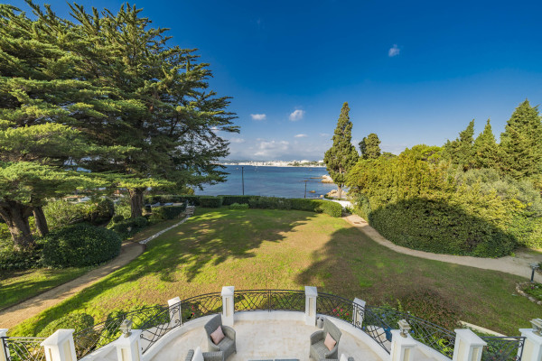 villa in Cap d'Antibes : Rent 10 bedroom sea front villa on the Cap d'Antibes with huge gardens, pool and tennis court just off the beach with sea views - Photo 31