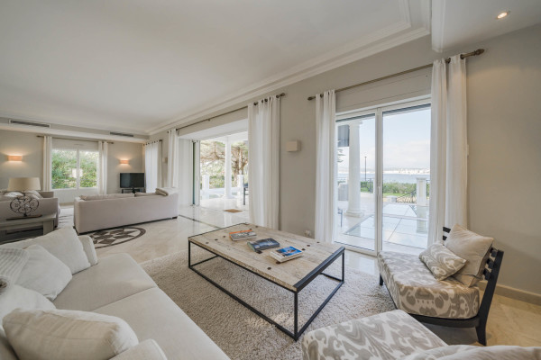 villa in Cap d'Antibes : Rent 10 bedroom sea front villa on the Cap d'Antibes with huge gardens, pool and tennis court just off the beach with sea views - Photo 18