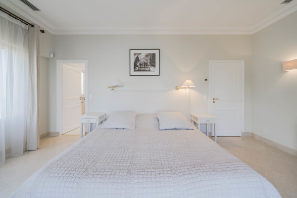 villa in Cap d'Antibes : Rent 10 bedroom sea front villa on the Cap d'Antibes with huge gardens, pool and tennis court just off the beach with sea views - Photo 38