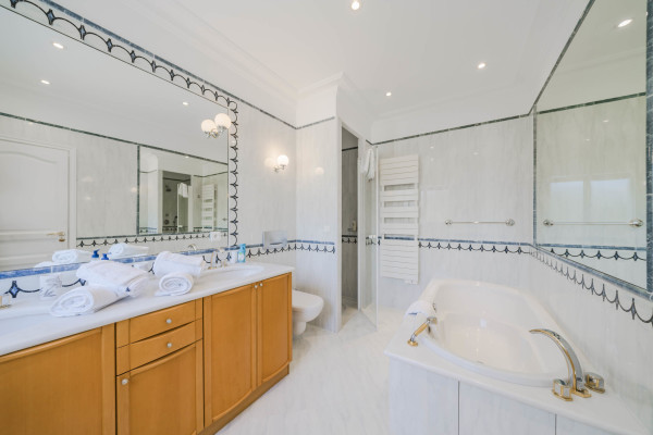 villa in Cap d'Antibes : Rent 10 bedroom sea front villa on the Cap d'Antibes with huge gardens, pool and tennis court just off the beach with sea views - Photo 40