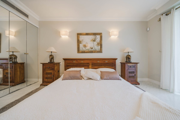 villa in Cap d'Antibes : Rent 10 bedroom sea front villa on the Cap d'Antibes with huge gardens, pool and tennis court just off the beach with sea views - Photo 56