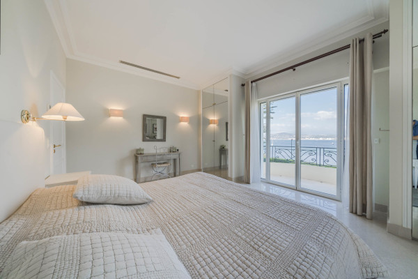 villa in Cap d'Antibes : Rent 10 bedroom sea front villa on the Cap d'Antibes with huge gardens, pool and tennis court just off the beach with sea views - Photo 37